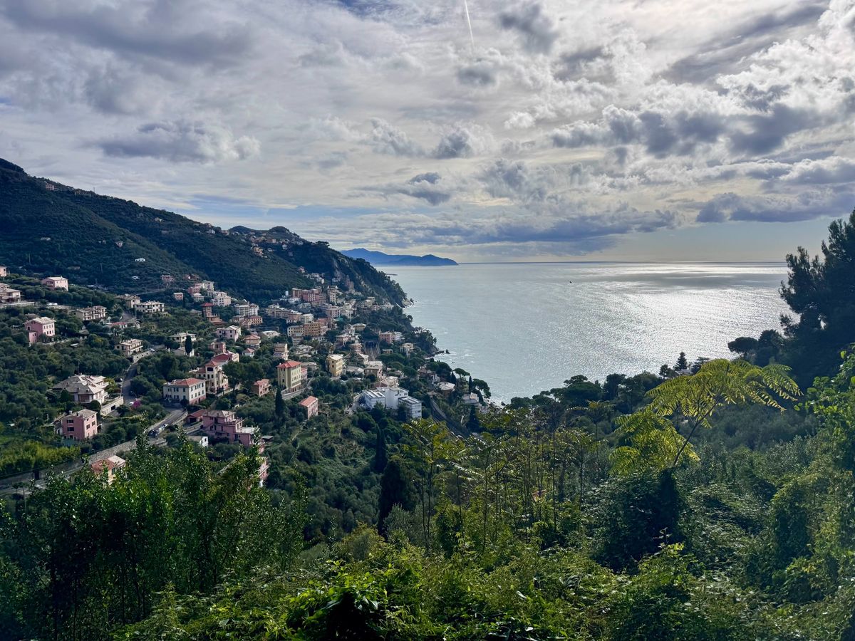 Costa di Zoagli in Liguria con acqua turchese e scogli