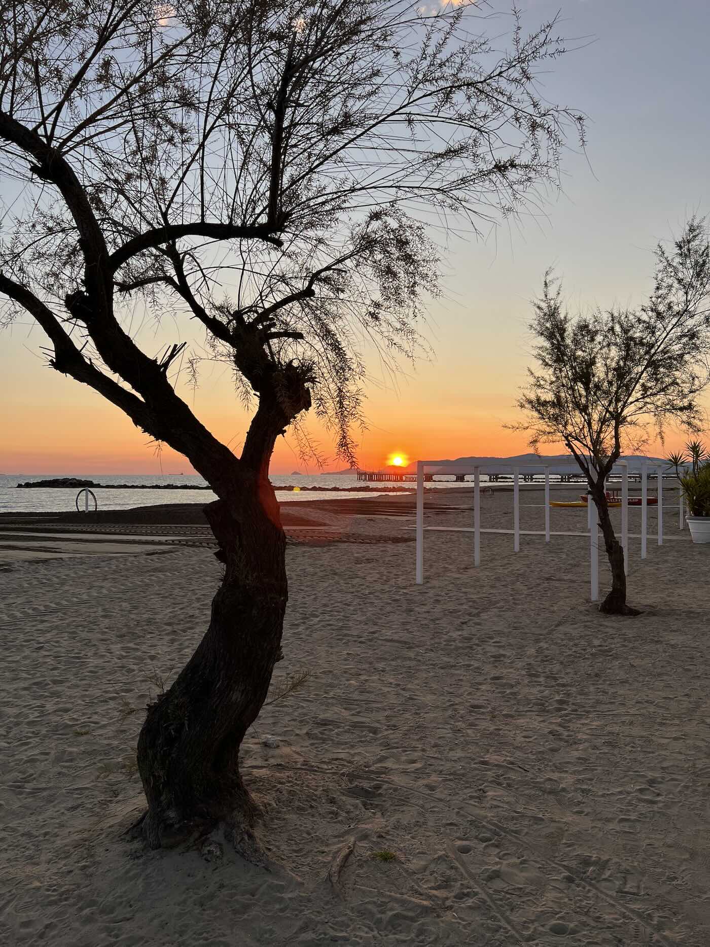 Spiaggia di sabbia a Marina di Massa al tramonto con vista sulla costa