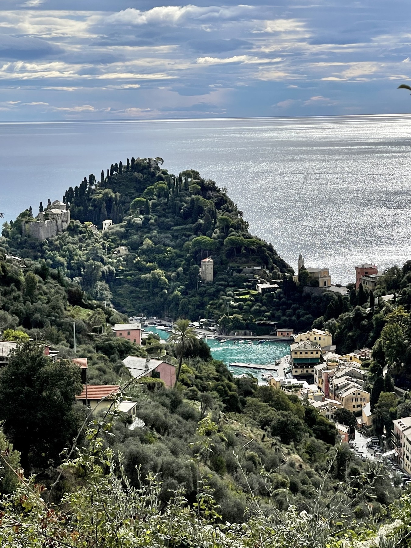 Panorama di Portofino con sentieri sopra il mare