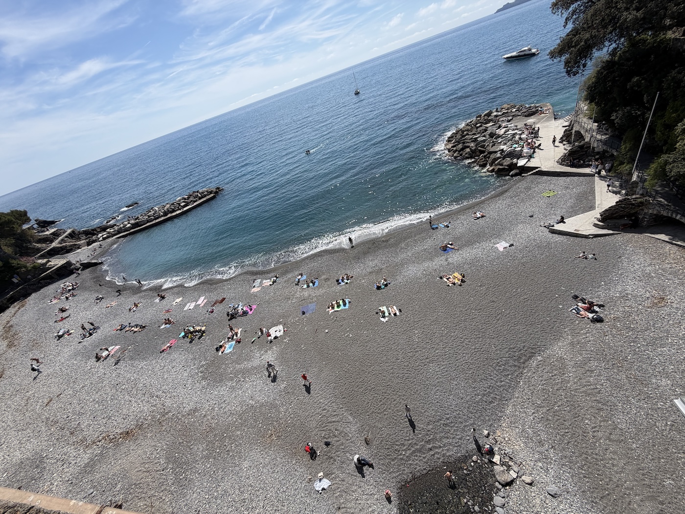 Spiaggia di ciottoli a Zoagli con piccola baia protetta e vista sul mare aperto